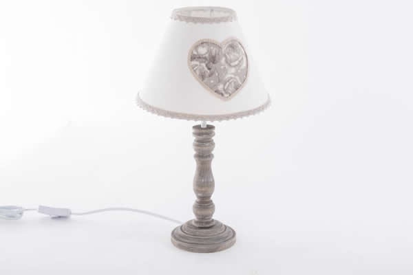 Stona lampa sa drvenim postoljem i platnenim abažurom sa srcem